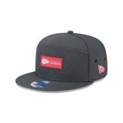 Kansas City Chiefs 2025 Sideline Cold Weather Steel Clouds Split Panel 9FIFTY Snapback Hat